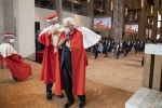 Il Presidente della Repubblica Sergio Mattarella riceve la toga accademica e il tocco da parte del Rettore 
