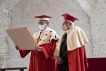 Il Presidente della Repubblica Sergio Mattarella riceve la toga accademica e il tocco da parte del Rettore 
