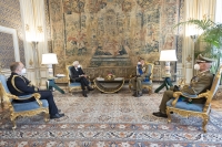 Mattarella incontra il Segretario Generale della Difesa e Direttore Nazionale degli Armamenti uscente e subentrante Gen. C.A. Nicolò FALSAPERNA e Gen. C.A. Luciano PORTOLANO