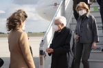 Il Presidente Sergio Mattarella  arriva all'aeroporto di Berlino - Brandeburgo, accolto da un alto funzionario del Protocollo Tedesco, in occasione della visita Ufficiale nella Repubblica Federale di Germania 
