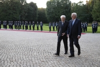 Il Presidente Sergio Mattarella con il Presidente della Repubblica Federale di Germania Frank-Walter Steinmeier, durante gli onori militari in occasione della visita Ufficiale 

