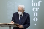 Il Presidente Sergio Mattarella al termine della visita alla Mostra “Inferno” firma l'albo d'onore