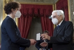 Il Presidente Sergio Mattarella consegna il premio Giovane Ricercatore dell’Anno a Francesca De Falco, assegnato dalla Commissione Scientifica di Eni Award 2019