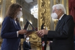Il Presidente Sergio Mattarella consegna  il riconoscimento all’Innovazione Eni a Ilaria Pietrini, assegnato dalla Commissione Innovazione di Eni Award 2020