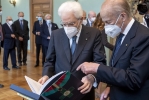 Il Presidente Sergio Mattarella riceve in dono da  Maurizio Sella, Presidente della Federazione Nazionale dei Cavalieri del Lavoro il volume “L’Ordine al Merito del Lavoro”