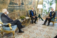 Il Presidente della Repubblica Sergio Mattarella con il Gen. S.A. Alberto Rosso e Gen. S.A. Luca Goretti, rispettivamente Capo di Stato Maggiore dell'Aeronautica uscente e subentrante
