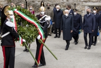Il Presidente Sergio Mattarella con Lorenzo Guerini, Ministro della difesa, in occasione della deposizione di una corona d’alloro al cimitero degli Eroi di Aquileia