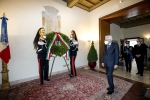 Il Presidente Sergio Mattarella depone una corona d'alloro sulla lapide dei Caduti del Quirinale nella ricorrenza del Giorno dell'Unità Nazionale e Giornata delle Forze Armate