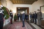 Il Presidente Sergio Mattarella depone una corona d'alloro sulla lapide dei Caduti del Quirinale nella ricorrenza del Giorno dell'Unità Nazionale e Giornata delle Forze Armate