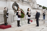 Il Presidente Mattarella depone una corona d’alloro sulla Tomba del Milite Ignoto all’Altare della Patria