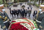 Algeri - Il Presidente della Repubblica Sergio Mattarella nel corso della deposizione di una corona di fiori al Monumento del Martire