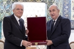 Algeri - Il Presidente della Repubblica Sergio Mattarella con il Presidente della Repubblica Algerina Democratica e Popolare Abdelmad-Jid Tebboune, durante lo scambio delle onorificenze