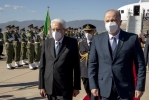 Annaba - Il Presidente della Repubblica Sergio Mattarella accolto dal Primo Ministro della Repubblica Algerina Democratica Popolare Ajmen Benabderrahmane