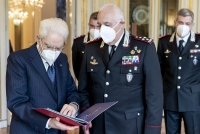 Il Presidente Sergio Mattarella osserva l'edizione 2022 del calendario dell'Arma dei Carabinieri, presentato dal Comandante Generale dell'Arma, Generale C.A. Teo Luzi