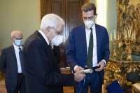 Il Presidente della Repubblica Sergio Mattarella con Andrea Sironi, che gli consegna una targa della Fondazione AIRC, in occasione della cerimonia di celebrazione de “I Giorni della Ricerca”
