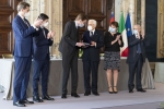 Il Presidente della Repubblica Sergio Mattarella consegna il Premio speciale AIRC “Credere nella Ricerca” al Gruppo BPM,ritira  il Dott. Massimo Tononi
