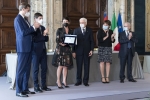 Il Presidente della Repubblica Sergio Mattarella consegna il Premio speciale AIRC “Credere nella Ricerca” alla Dott.ssa Geppi Cucciari
