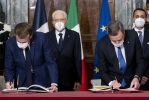 Il Presidente della Repubblica Sergio Mattarella con il Presidente della Repubblica Francese Emmanuel Macron e il Presidente del Consiglio dei Ministri Mario Draghi in occasione della firma del “Trattato per una cooperazione bilaterale rafforzata”