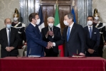 Il Presidente della Repubblica Sergio Mattarella con il Presidente della Repubblica Francese Emmanuel Macron e il Presidente del Consiglio dei Ministri Mario Draghi in occasione della firma del “Trattato per una cooperazione bilaterale rafforzata”