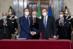 Il Presidente della Repubblica Sergio Mattarella con il Presidente della Repubblica Francese Emmanuel Macron e il Presidente del Consiglio dei Ministri Mario Draghi in occasione della firma del “Trattato per una cooperazione bilaterale rafforzata”