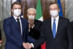 Il Presidente della Repubblica Sergio Mattarella con il Presidente della Repubblica Francese Emmanuel Macron e il Presidente del Consiglio dei Ministri Mario Draghi in occasione della firma del “Trattato per una cooperazione bilaterale rafforzata”