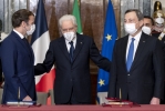 Il Presidente della Repubblica Sergio Mattarella con il Presidente della Repubblica Francese Emmanuel Macron e il Presidente del Consiglio dei Ministri Mario Draghi in occasione della firma del “Trattato per una cooperazione bilaterale rafforzata”
