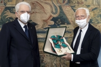 
Il Presidente Sergio Mattarella con Giorgio Armani, in occasione della consegna dell’onorificenza di “Cavaliere di Gran Croce” dell’Ordine al Merito della Repubblica Italiana
