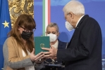 Il Presidente Sergio Mattarella consegna l'onorificenza OMRI  “motu proprio” a Sara Loghi