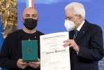 Il Presidente Sergio Mattarella consegna l'onorificenza OMRI  “motu proprio” Alfonso Marrazzo