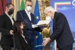 Il Presidente Sergio Mattarella consegna l'onorificenza OMRI  “motu proprio” a Federica Pace
