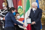 Il Presidente Sergio Mattarella consegna l'onorificenza OMRI  “motu proprio” a Valeria Pace