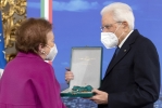 Il Presidente Sergio Mattarella consegna l'onorificenza OMRI  “motu proprio” a Laura Bruno
