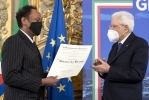 Il Presidente Sergio Mattarella consegna l'onorificenza OMRI  “motu proprio” a Mohamed Alì Hassan