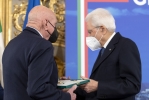 Il Presidente Sergio Mattarella consegna l'onorificenza OMRI  “motu proprio” a Giancarlo Dell'Amico