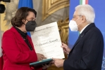 Il Presidente Sergio Mattarella consegna l'onorificenza OMRI  “motu proprio” a Elisabetta Iannelli