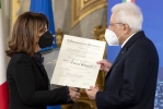 Il Presidente Sergio Mattarella consegna l'onorificenza OMRI  “motu proprio” a Cinzia Grassi
