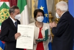 Il Presidente Sergio Mattarella consegna l'onorificenza OMRI  “motu proprio” a Maria Teresa D'Oronzio e Michele Lupo