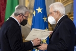 Il Presidente Sergio Mattarella consegna l'onorificenza OMRI  “motu proprio” a Immacolata Petrosino