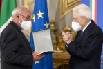 Il Presidente Sergio Mattarella consegna l'onorificenza OMRI  “motu proprio” a Don Tarcisio Moreschi