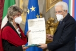 Il Presidente Sergio Mattarella consegna l'onorificenza OMRI  “motu proprio” a Maria Teresa Nardello