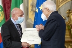 Il Presidente Sergio Mattarella consegna l'onorificenza OMRI  “motu proprio” a Giovanni Lo Dato