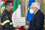 Il Presidente Sergio Mattarella consegna l'onorificenza OMRI  “motu proprio” a Gabriele Salvadori