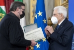 Il Presidente Sergio Mattarella consegna l'onorificenza OMRI  “motu proprio” a Don Luigi D'Errico
