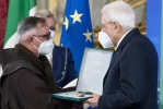 Il Presidente Sergio Mattarella consegna l'onorificenza OMRI  “motu proprio” a Padre Salvatore Morittu