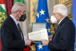 Il Presidente Sergio Mattarella consegna l'onorificenza OMRI  “motu proprio” a Walter Rista