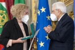 Il Presidente Sergio Mattarella consegna l'onorificenza OMRI  “motu proprio” a Nazzarena Barboni