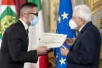 Il Presidente Sergio Mattarella consegna l'onorificenza OMRI  “motu proprio” a Mattia Villardita