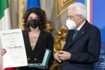 Il Presidente Sergio Mattarella consegna l'onorificenza OMRI  “motu proprio” a Serena Piccolo