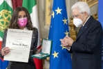 Il Presidente Sergio Mattarella consegna l'onorificenza OMRI  “motu proprio” a Daniela Di Fiore