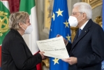 Il Presidente Sergio Mattarella consegna l'onorificenza OMRI  “motu proprio” a Annamaria Valzasina